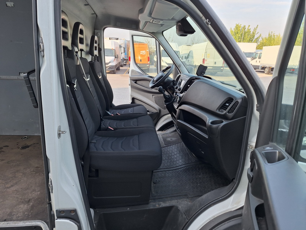 IVECO Daily 35S14 16m3 - Dubă: Foto 5 IVECO Daily 35S14 16m3 - Dubă: Foto 5