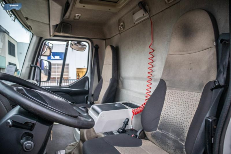 Interior photo 2: Camion transport containere/ Swap body Renault PREMIUM 340DXI+E5+DHOLLANDIA Interior photo 2: Camion transport containere/ Swap body Renault PREMIUM 340DXI+E5+DHOLLANDIA