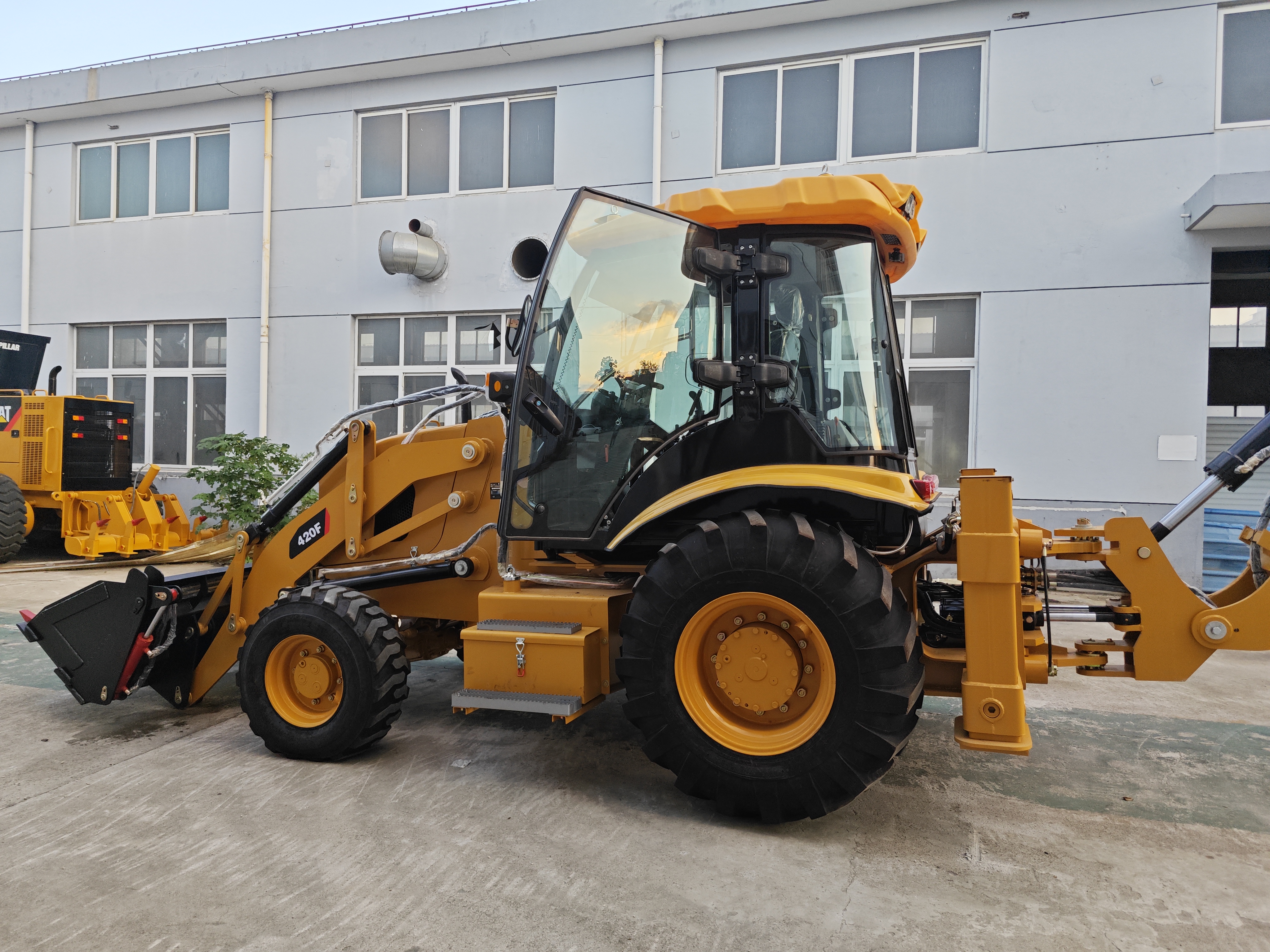 Caterpillar 420F used cat loader - Buldoexcavator: Foto 1 Caterpillar 420F used cat loader - Buldoexcavator: Foto 1