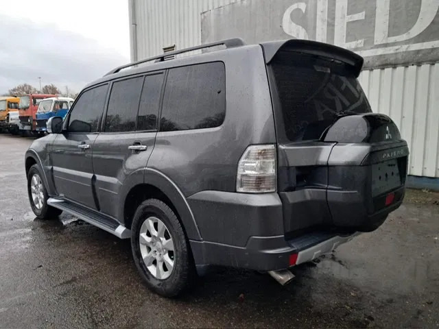 Mitsubishi Pajero GLS 3.5 - V6 , 4x4 , 7 Pers., Full Option - Automobil: Foto 5 Mitsubishi Pajero GLS 3.5 - V6 , 4x4 , 7 Pers., Full Option - Automobil: Foto 5