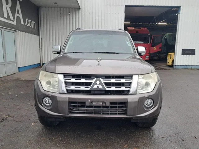 Automobil Mitsubishi Pajero GLS 3.5 - V6 , 4x4 , 7 Pers. , Full option: Foto 6 Automobil Mitsubishi Pajero GLS 3.5 - V6 , 4x4 , 7 Pers. , Full option: Foto 6