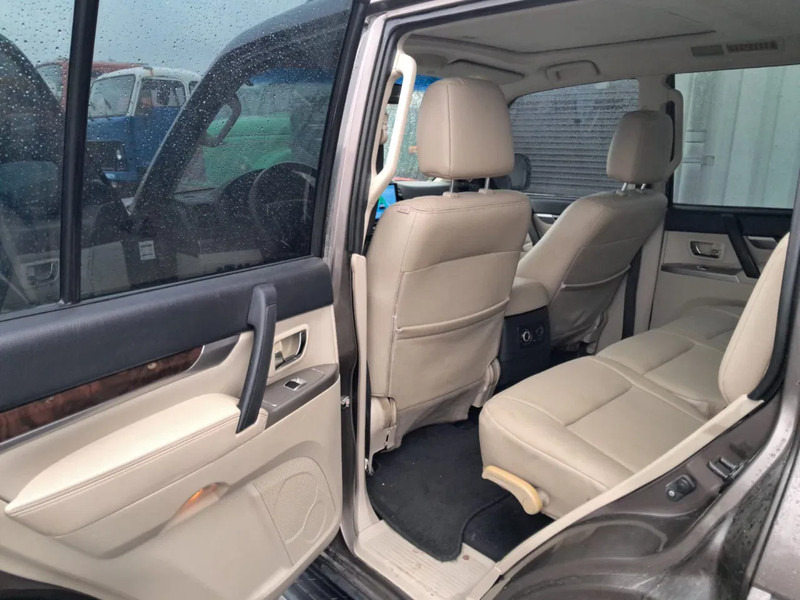 Automobil Mitsubishi Pajero GLS 3.5 - V6 , 4x4 , 7 Pers. , Full option: Foto 12 Automobil Mitsubishi Pajero GLS 3.5 - V6 , 4x4 , 7 Pers. , Full option: Foto 12
