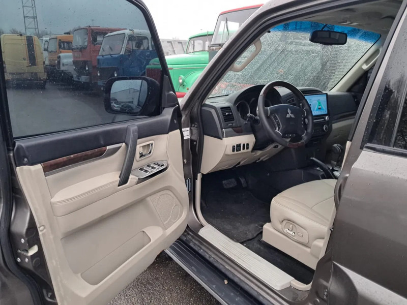 Automobil Mitsubishi Pajero GLS 3.5 - V6 , 4x4 , 7 Pers. , Full option: Foto 11 Automobil Mitsubishi Pajero GLS 3.5 - V6 , 4x4 , 7 Pers. , Full option: Foto 11