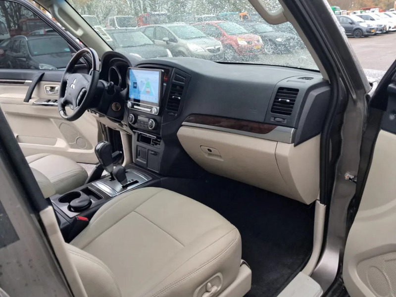 Automobil Mitsubishi Pajero GLS 3.5 - V6 , 4x4 , 7 Pers. , Full option: Foto 9 Automobil Mitsubishi Pajero GLS 3.5 - V6 , 4x4 , 7 Pers. , Full option: Foto 9