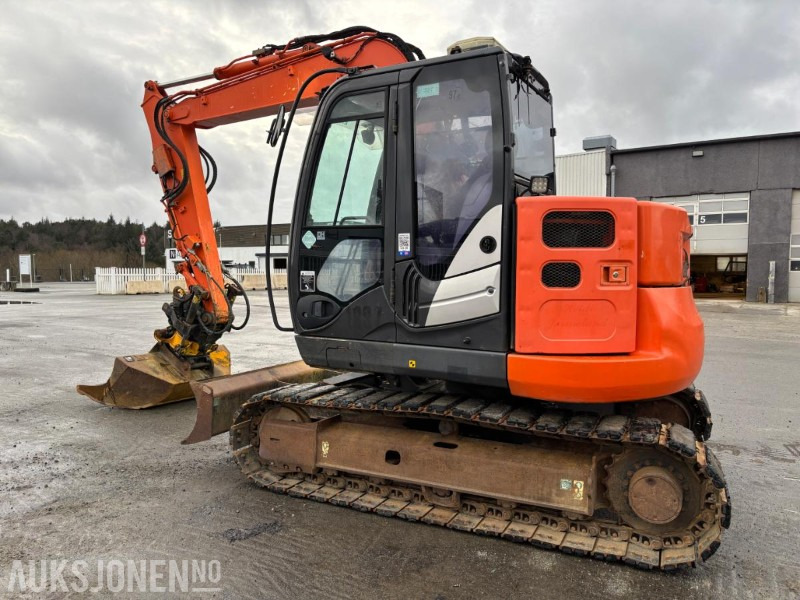 2014 HITACHI ZAXIS 85US-5A. 8.3T. S50. ENGCON TILTROTATOR. SENTRALSMØRING. PUSSESKUFF. 10434TIMER - Excavator: Foto 3 2014 HITACHI ZAXIS 85US-5A. 8.3T. S50. ENGCON TILTROTATOR. SENTRALSMØRING. PUSSESKUFF. 10434TIMER - Excavator: Foto 3