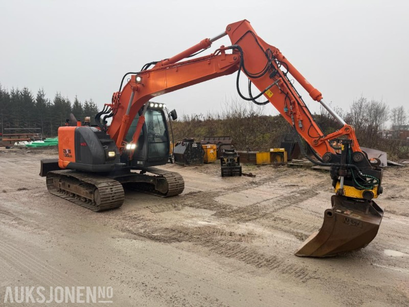 2014 Hitachi Zaxis 135us BELTEGRAVER ENGCON ROTOTILT SERVICEHISTORIKK SENTRALSMØRING 2 SKUFFER - Excavator: Foto 2 2014 Hitachi Zaxis 135us BELTEGRAVER ENGCON ROTOTILT SERVICEHISTORIKK SENTRALSMØRING 2 SKUFFER - Excavator: Foto 2