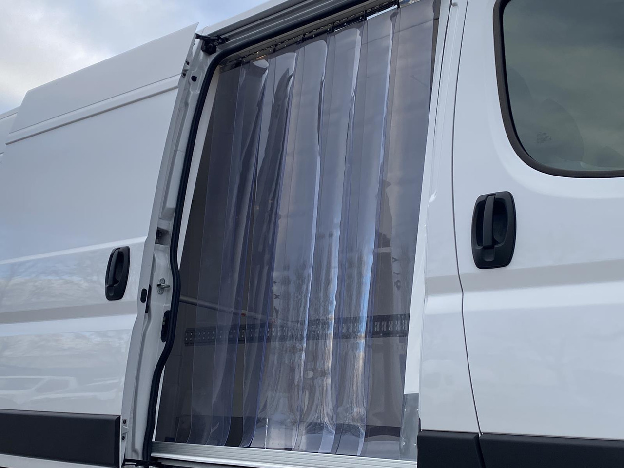 FIAT DUCATO L3H2 180PS BASE HEAVY / FRISCHDIENST + XARIOS 300 12-380V + Heizung - Autoutilitară frigorifica: Foto 5 FIAT DUCATO L3H2 180PS BASE HEAVY / FRISCHDIENST + XARIOS 300 12-380V + Heizung - Autoutilitară frigorifica: Foto 5