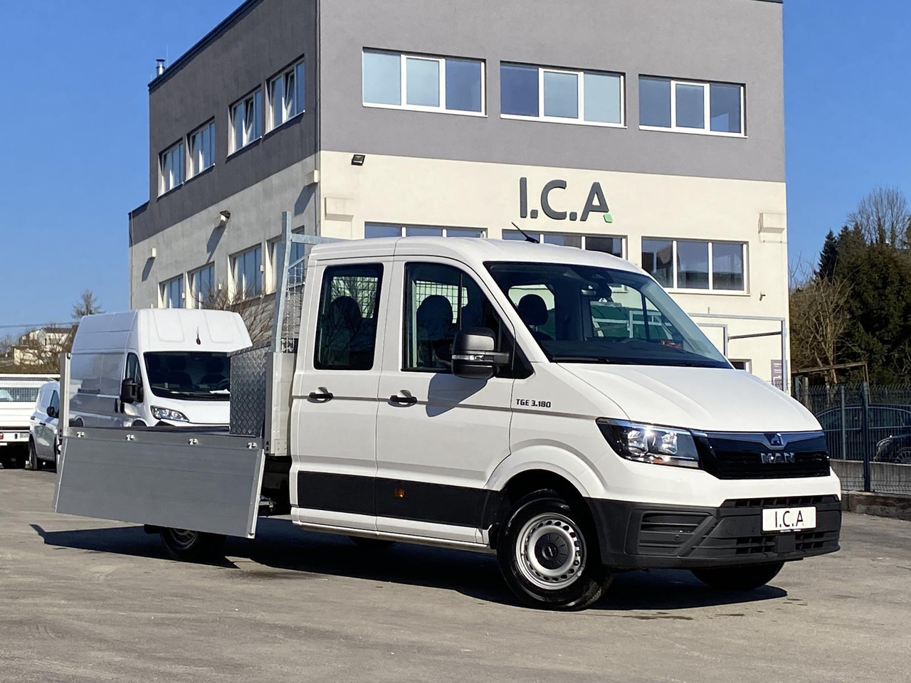 MAN TGE 3.180 DOKA 1+6 3640MM | OFFENE PRITSCHE + ALU KOFFER AUF DER PRITSCHE - Autoutilitară cu platformă: Foto 2 MAN TGE 3.180 DOKA 1+6 3640MM | OFFENE PRITSCHE + ALU KOFFER AUF DER PRITSCHE - Autoutilitară cu platformă: Foto 2