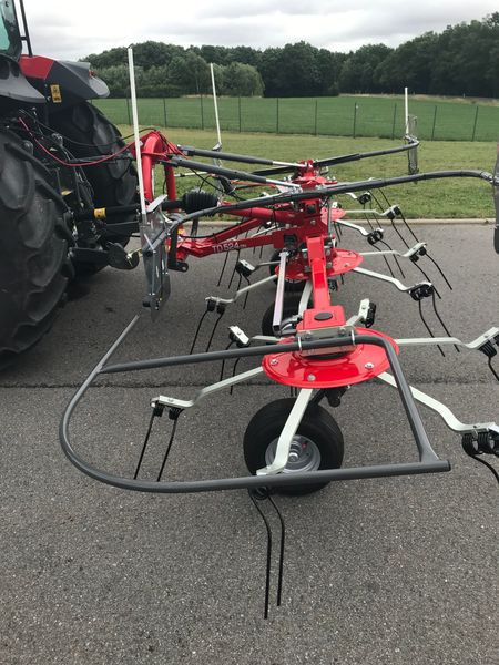 Massey Ferguson MF TD 524 DN / FELLA SANOS 5204 DN - Maşină de întors fânul: Foto 5 Massey Ferguson MF TD 524 DN / FELLA SANOS 5204 DN - Maşină de întors fânul: Foto 5