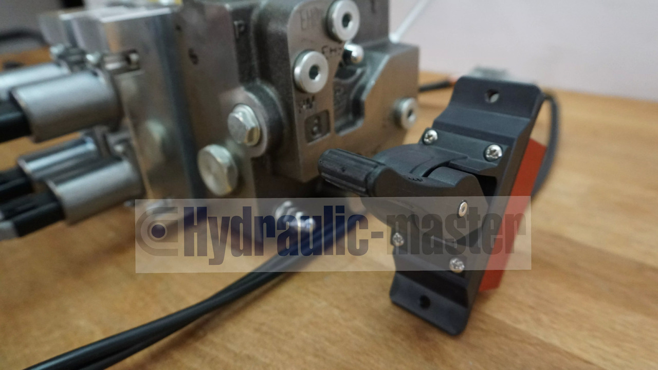 Full proportional valve 3 sections SPV 20-120 l/min 12 or 24 V plug and play det also available with Walvoil DPX100 - Încarcator frontal pentru tractor pentru Camion: Foto 2 Full proportional valve 3 sections SPV 20-120 l/min 12 or 24 V plug and play det also available with Walvoil DPX100 - Încarcator frontal pentru tractor pentru Camion: Foto 2