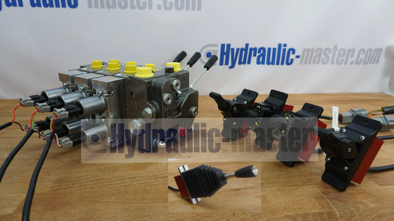 Full proportional valve 3 sections SPV 20-120 l/min 12 or 24 V plug and play det also available with Walvoil DPX100 - Încarcator frontal pentru tractor pentru Camion: Foto 1 Full proportional valve 3 sections SPV 20-120 l/min 12 or 24 V plug and play det also available with Walvoil DPX100 - Încarcator frontal pentru tractor pentru Camion: Foto 1
