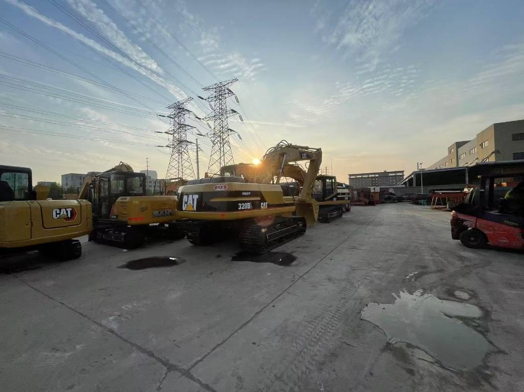 CAT 320 B - Excavator pe şenile: Foto 1 CAT 320 B - Excavator pe şenile: Foto 1