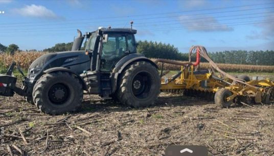 Valtra T174 VERSU - Tractor agricol: Foto 1 Valtra T174 VERSU - Tractor agricol: Foto 1