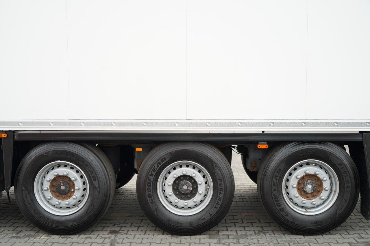 Semiremorcă frigider Schmitz Cargobull CHŁODNIA / THERMO KING SLX 300 / HAKÓWKA / HAKOW: Foto 18 Semiremorcă frigider Schmitz Cargobull CHŁODNIA / THERMO KING SLX 300 / HAKÓWKA / HAKOW: Foto 18