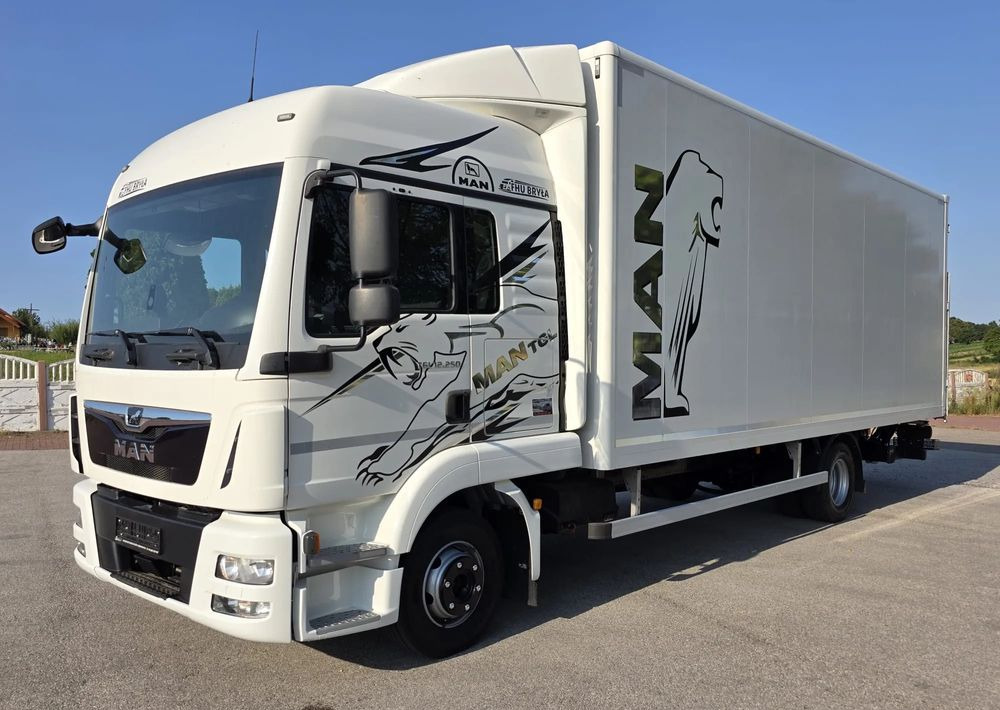 MAN TGL 12.250 / KONTENER / IZOTERMA / WINDA / 2019R / EURO 6 / PEŁEN SERWIS / 6 TON ŁADOWNOŚĆ / SPROWADZONY / ZADBANY / JAK NOWY / KSIĄŻKA SERWISOWA / E6 / 17 PALET - Camion furgon: Foto 1 MAN TGL 12.250 / KONTENER / IZOTERMA / WINDA / 2019R / EURO 6 / PEŁEN SERWIS / 6 TON ŁADOWNOŚĆ / SPROWADZONY / ZADBANY / JAK NOWY / KSIĄŻKA SERWISOWA / E6 / 17 PALET - Camion furgon: Foto 1