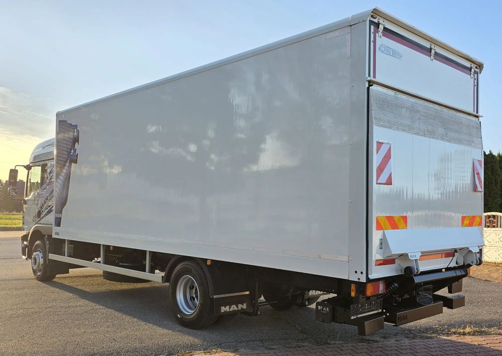 MAN TGM 15.290 / TGL / KONTENER / IZOTERMA / WINDA / KLIMA POSTOJOWA / 2019R / EURO 6 / PEŁEN SERWIS / 8200KG ŁADOWNOŚĆ / SPROWADZONY / ZADBANY / JAK NOWY / KSIĄŻKA SERWISOWA / E6 / 18 PALET - Camion furgon: Foto 4 MAN TGM 15.290 / TGL / KONTENER / IZOTERMA / WINDA / KLIMA POSTOJOWA / 2019R / EURO 6 / PEŁEN SERWIS / 8200KG ŁADOWNOŚĆ / SPROWADZONY / ZADBANY / JAK NOWY / KSIĄŻKA SERWISOWA / E6 / 18 PALET - Camion furgon: Foto 4