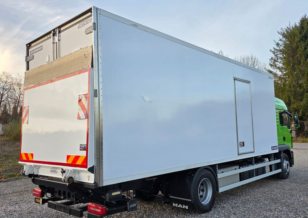 MAN TGM 18.320 / 18.290 / 15.290 / IZOTERMA / WINDA / 19PALET / E6 / 08.2018 / LIFT / SPROWADZONY / AUTOMAT / SYPIALKA / PIERWSZY WŁAŚCICIEL / BOCZNE DRZWI / STAN BARDZO DOBRY - Camion frigider: Foto 4 MAN TGM 18.320 / 18.290 / 15.290 / IZOTERMA / WINDA / 19PALET / E6 / 08.2018 / LIFT / SPROWADZONY / AUTOMAT / SYPIALKA / PIERWSZY WŁAŚCICIEL / BOCZNE DRZWI / STAN BARDZO DOBRY - Camion frigider: Foto 4