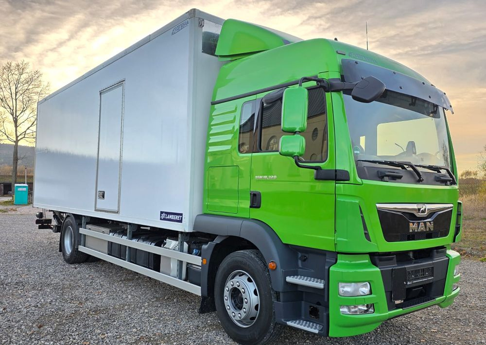 MAN TGM 18.320 / 18.290 / 15.290 / IZOTERMA / WINDA / 19PALET / E6 / 08.2018 / LIFT / SPROWADZONY / AUTOMAT / SYPIALKA / PIERWSZY WŁAŚCICIEL / BOCZNE DRZWI / STAN BARDZO DOBRY - Camion frigider: Foto 2 MAN TGM 18.320 / 18.290 / 15.290 / IZOTERMA / WINDA / 19PALET / E6 / 08.2018 / LIFT / SPROWADZONY / AUTOMAT / SYPIALKA / PIERWSZY WŁAŚCICIEL / BOCZNE DRZWI / STAN BARDZO DOBRY - Camion frigider: Foto 2