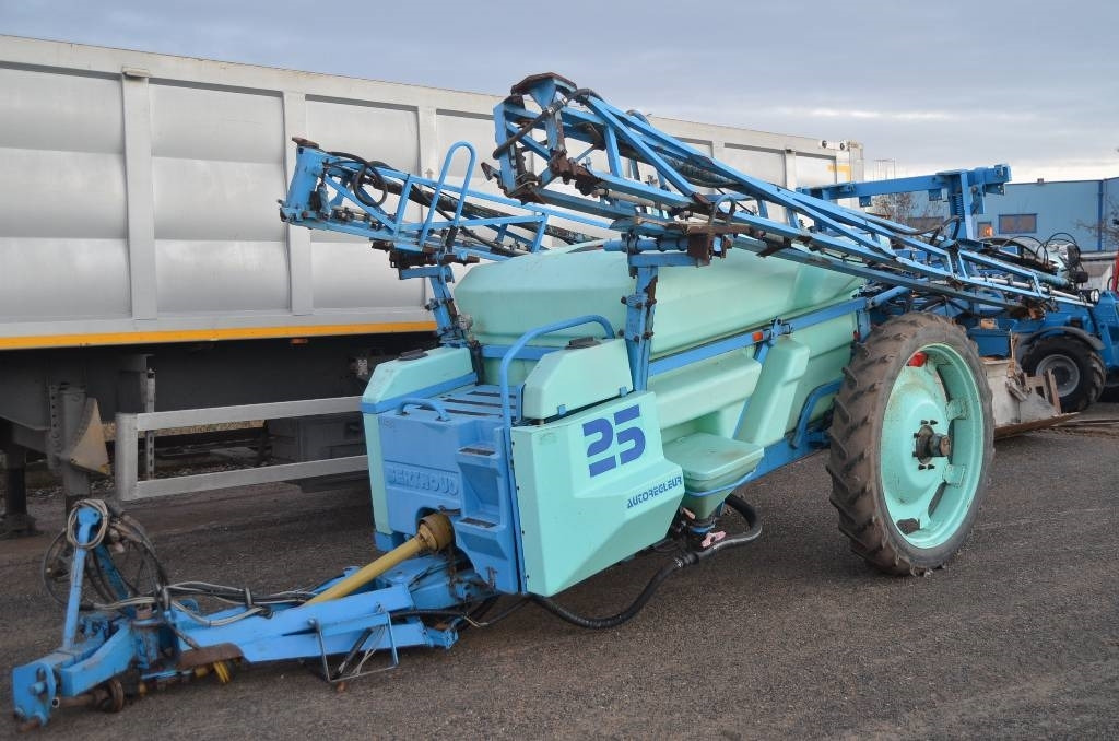 Berthoud Racer 25 - Maşină de erbicidat tractata: Foto 1 Berthoud Racer 25 - Maşină de erbicidat tractata: Foto 1