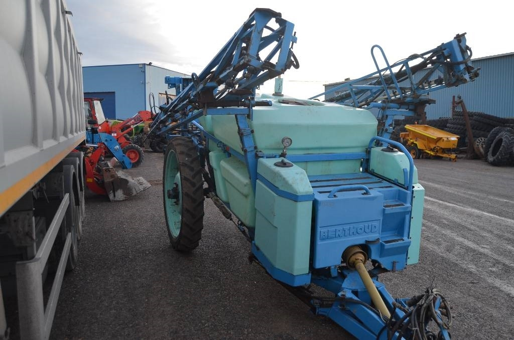 Berthoud Racer 25 - Maşină de erbicidat tractata: Foto 4 Berthoud Racer 25 - Maşină de erbicidat tractata: Foto 4
