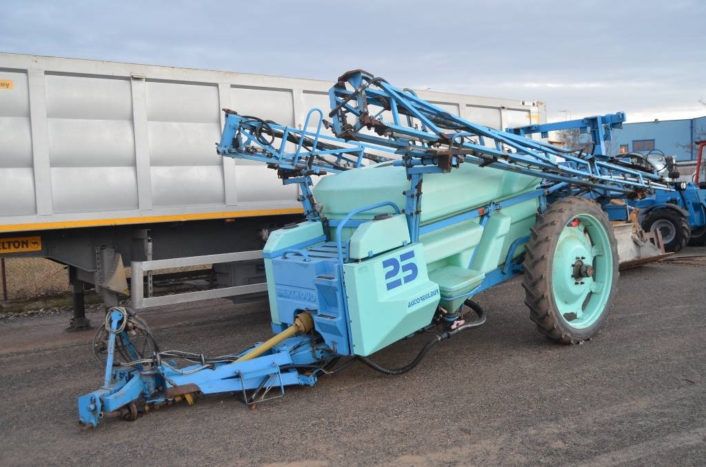 Berthoud Racer 25 - Maşină de erbicidat tractata: Foto 2 Berthoud Racer 25 - Maşină de erbicidat tractata: Foto 2