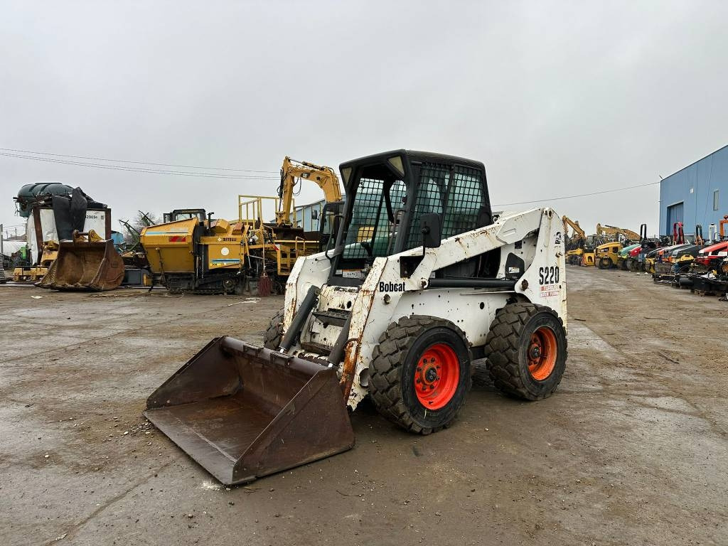 Bobcat S 220 - Mini încărcător: Foto 1 Bobcat S 220 - Mini încărcător: Foto 1