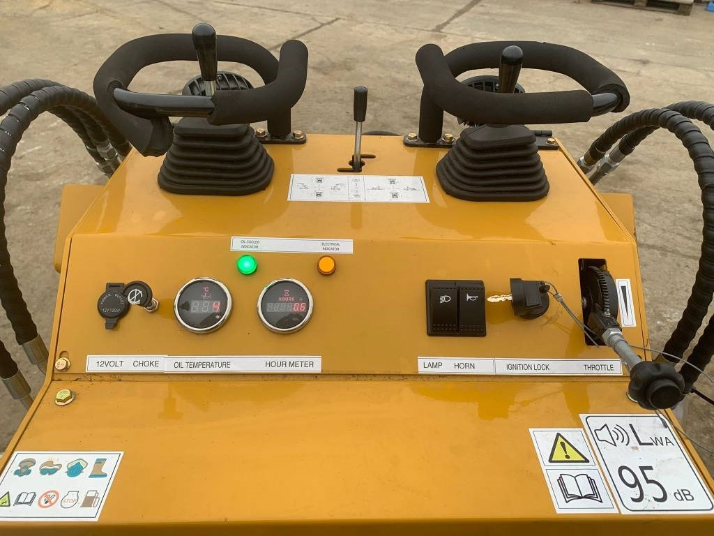 Newrick ZW480 - Mini încărcător: Foto 5 Newrick ZW480 - Mini încărcător: Foto 5