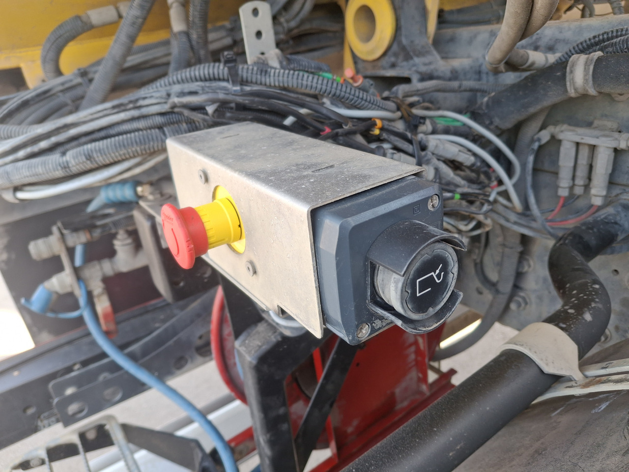 Măturătoare stradală RENAULT C280 Kehrmaschine Zamiatarka SEMAT Zoeller FAUN Karcher L/R 2 Motoren 2018r 740 Mth Euro 6: Foto 25 Măturătoare stradală RENAULT C280 Kehrmaschine Zamiatarka SEMAT Zoeller FAUN Karcher L/R 2 Motoren 2018r 740 Mth Euro 6: Foto 25