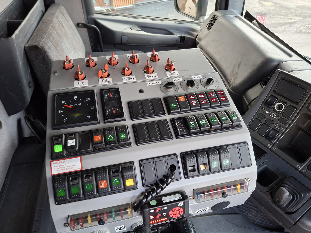 SCANIA 94G Zamiatarka Kehrmaschine BUCHER L/R Frontbürste 2 Motoren Odchwaszczarka Przednia Szczotka în leasing SCANIA 94G Zamiatarka Kehrmaschine BUCHER L/R Frontbürste 2 Motoren Odchwaszczarka Przednia Szczotka: Foto 23