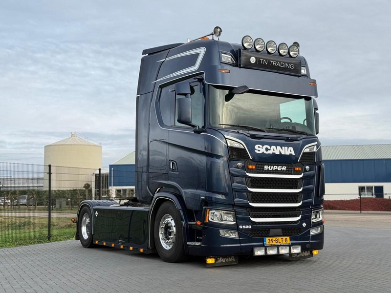 Scania S520 VOLLUCHT, RETARDER, LEATHER, ALCOA, 9 TONS VOORAS, TACHO 2. - Cap tractor: Foto 1 Scania S520 VOLLUCHT, RETARDER, LEATHER, ALCOA, 9 TONS VOORAS, TACHO 2. - Cap tractor: Foto 1