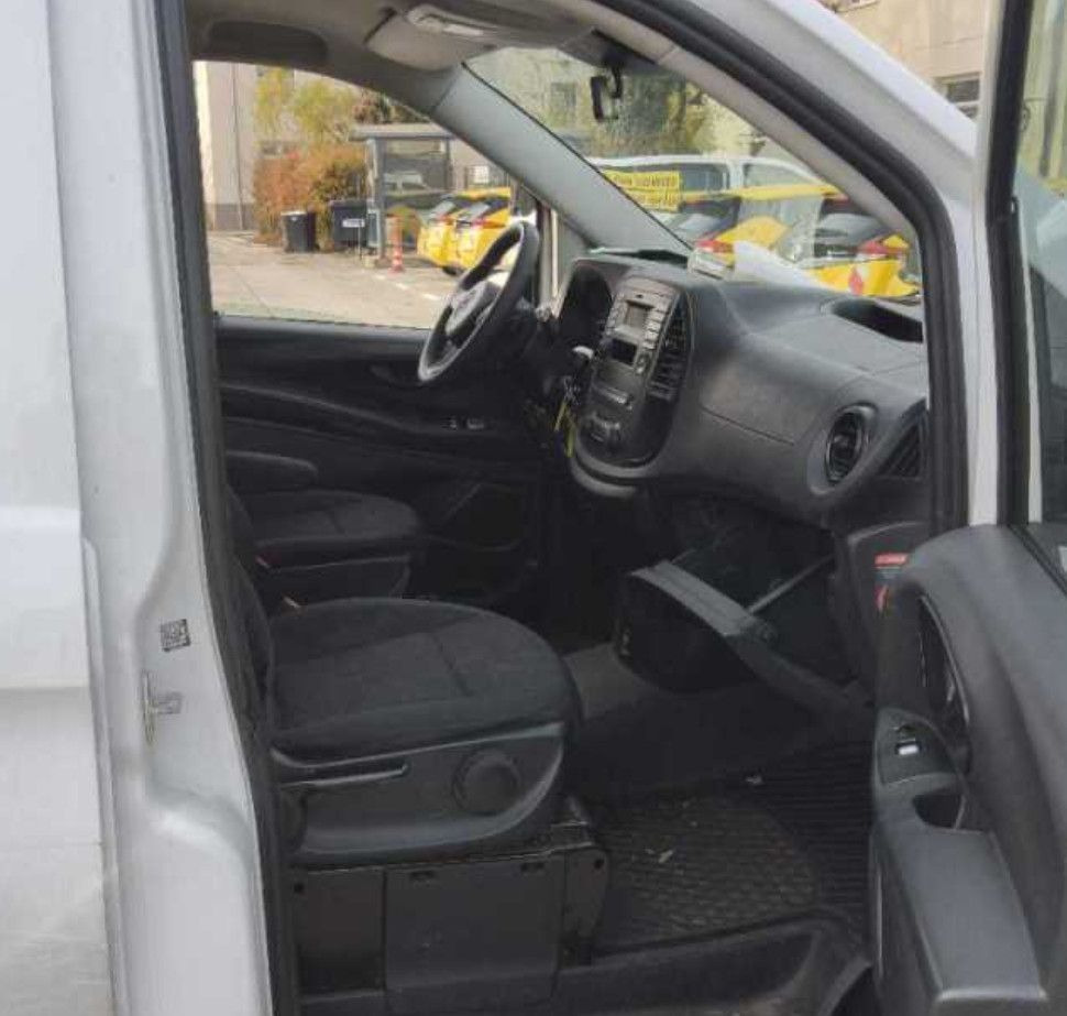 Mercedes-Benz Vito Tourer 114CDI Lang TOURER KLIMA 10 /26 TÜV - Transport persoane: Foto 5 Mercedes-Benz Vito Tourer 114CDI Lang TOURER KLIMA 10 /26 TÜV - Transport persoane: Foto 5