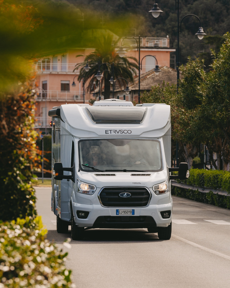 ETRUSCO Etrusco T 7.3 SF - Autorulotă semi-integrată: Foto 1 ETRUSCO Etrusco T 7.3 SF - Autorulotă semi-integrată: Foto 1