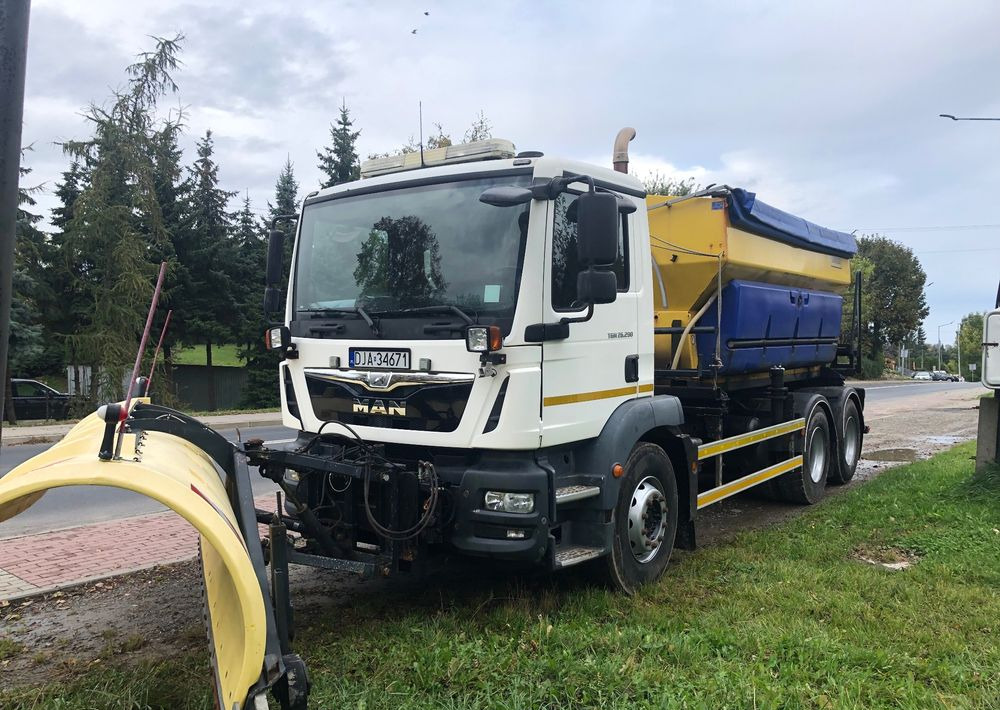 MAN TGM 26.290 piaskarka solarka schmidt 6x4 euro6 - Utilaj deszăpezire: Foto 1 MAN TGM 26.290 piaskarka solarka schmidt 6x4 euro6 - Utilaj deszăpezire: Foto 1