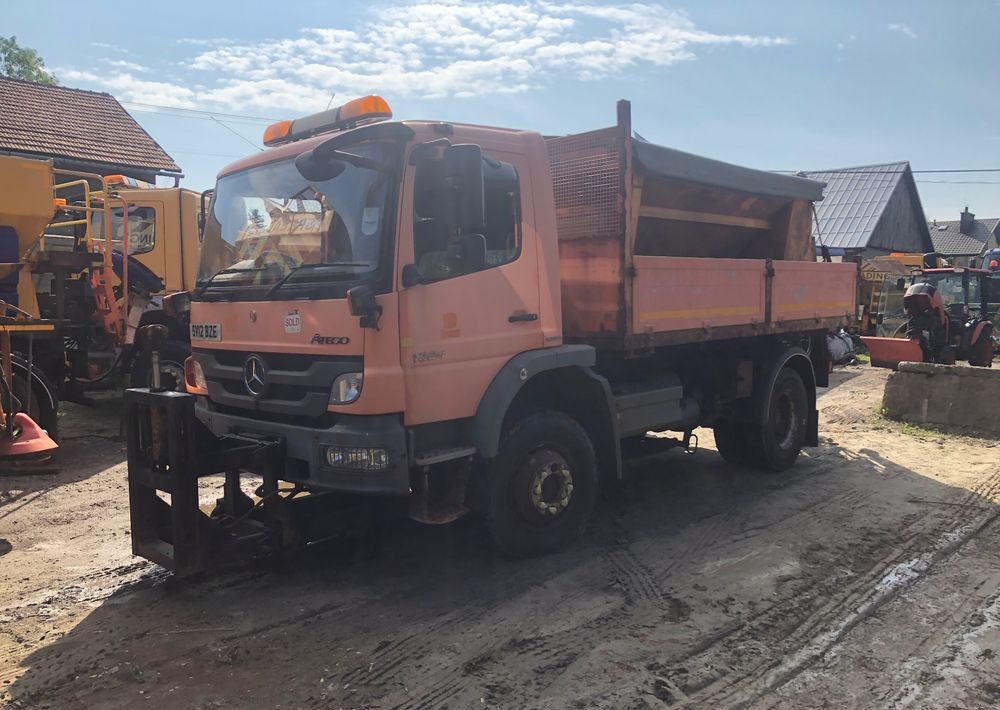Mercedes-Benz Atego 1324 4x4 wywrotka piaskarka solarka - Camion basculantă: Foto 1 Mercedes-Benz Atego 1324 4x4 wywrotka piaskarka solarka - Camion basculantă: Foto 1