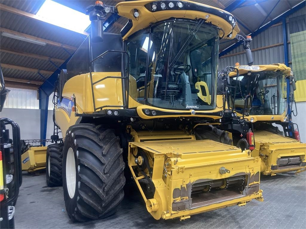 New Holland CR.9.90 SLH - Combină de recoltat cereale: Foto 2 New Holland CR.9.90 SLH - Combină de recoltat cereale: Foto 2