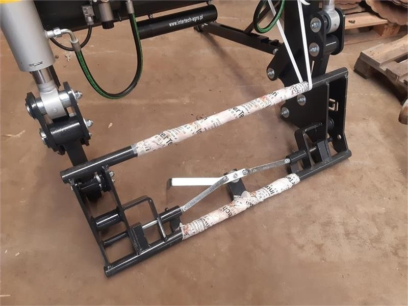 Inter-Tech 1600 - Încarcator frontal pentru tractor: Foto 5 Inter-Tech 1600 - Încarcator frontal pentru tractor: Foto 5