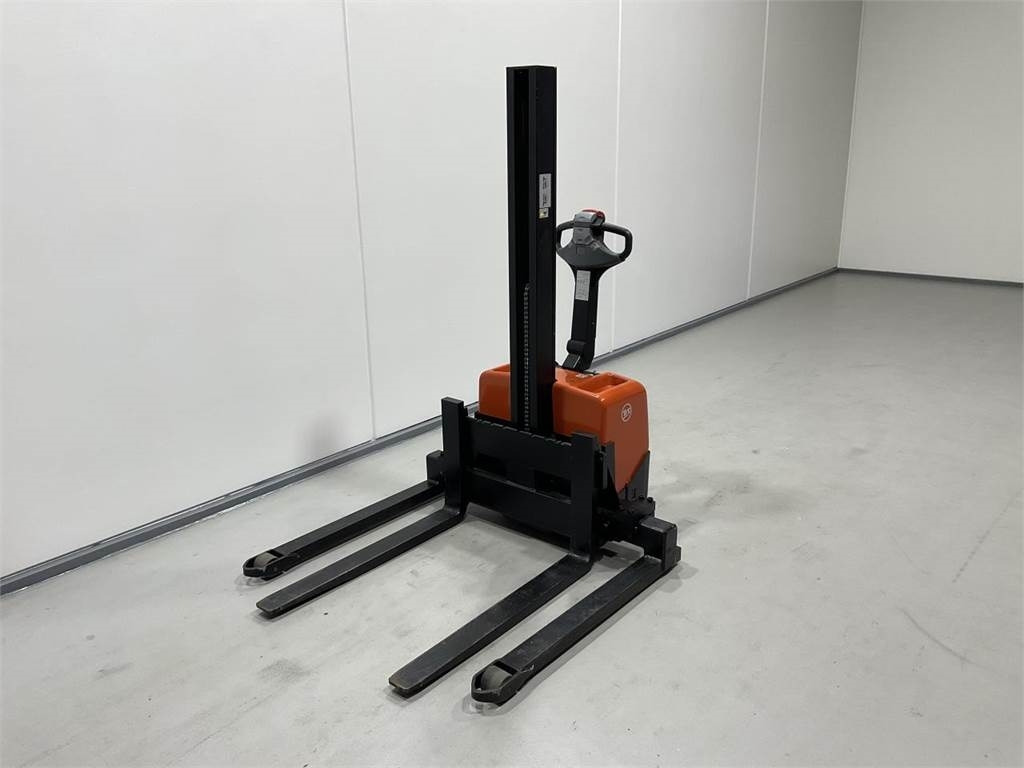 Toyota HWE100 - Transpalet la mare înălţime: Foto 4 Toyota HWE100 - Transpalet la mare înălţime: Foto 4