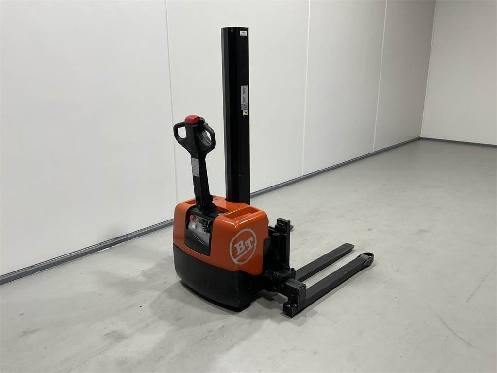 Toyota HWE100 - Transpalet la mare înălţime: Foto 2 Toyota HWE100 - Transpalet la mare înălţime: Foto 2