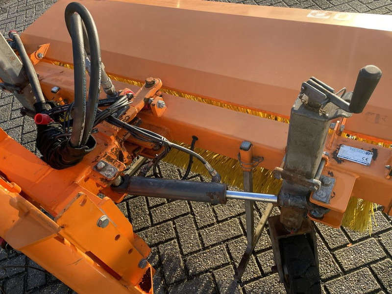 Nesbo Veegmachine HF1600S - Perie pentru Maşina comunala: Foto 4 Nesbo Veegmachine HF1600S - Perie pentru Maşina comunala: Foto 4