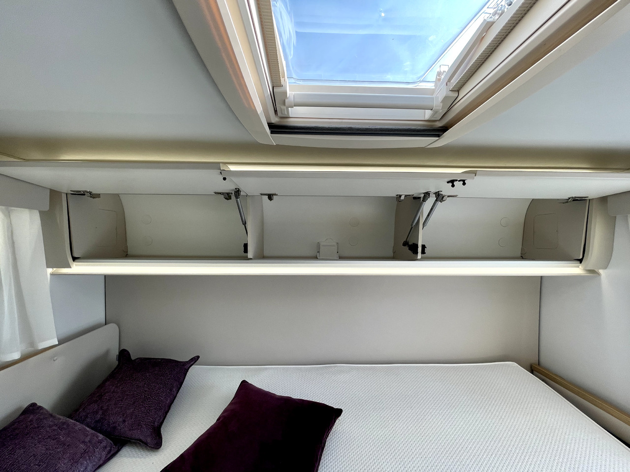 Adria Coral Xl 600 DP - Autorulotă alkov: Foto 4 Adria Coral Xl 600 DP - Autorulotă alkov: Foto 4