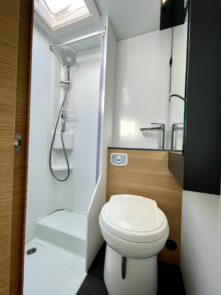 Adria Coral Xl 600 DP - Autorulotă alkov: Foto 5 Adria Coral Xl 600 DP - Autorulotă alkov: Foto 5