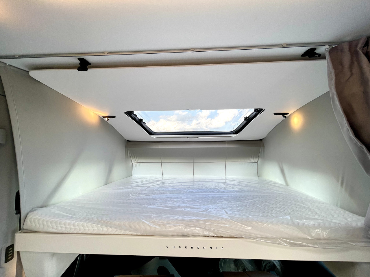 Autorulotă integrată nou Adria Super Sonic 890 LC: Foto 15 Autorulotă integrată nou Adria Super Sonic 890 LC: Foto 15