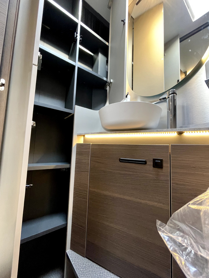 Autorulotă integrată nou Adria Super Sonic 890 LC: Foto 9 Autorulotă integrată nou Adria Super Sonic 890 LC: Foto 9