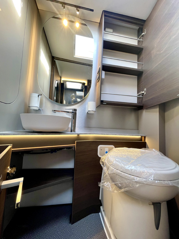 Autorulotă integrată nou Adria Super Sonic 890 LC: Foto 10 Autorulotă integrată nou Adria Super Sonic 890 LC: Foto 10