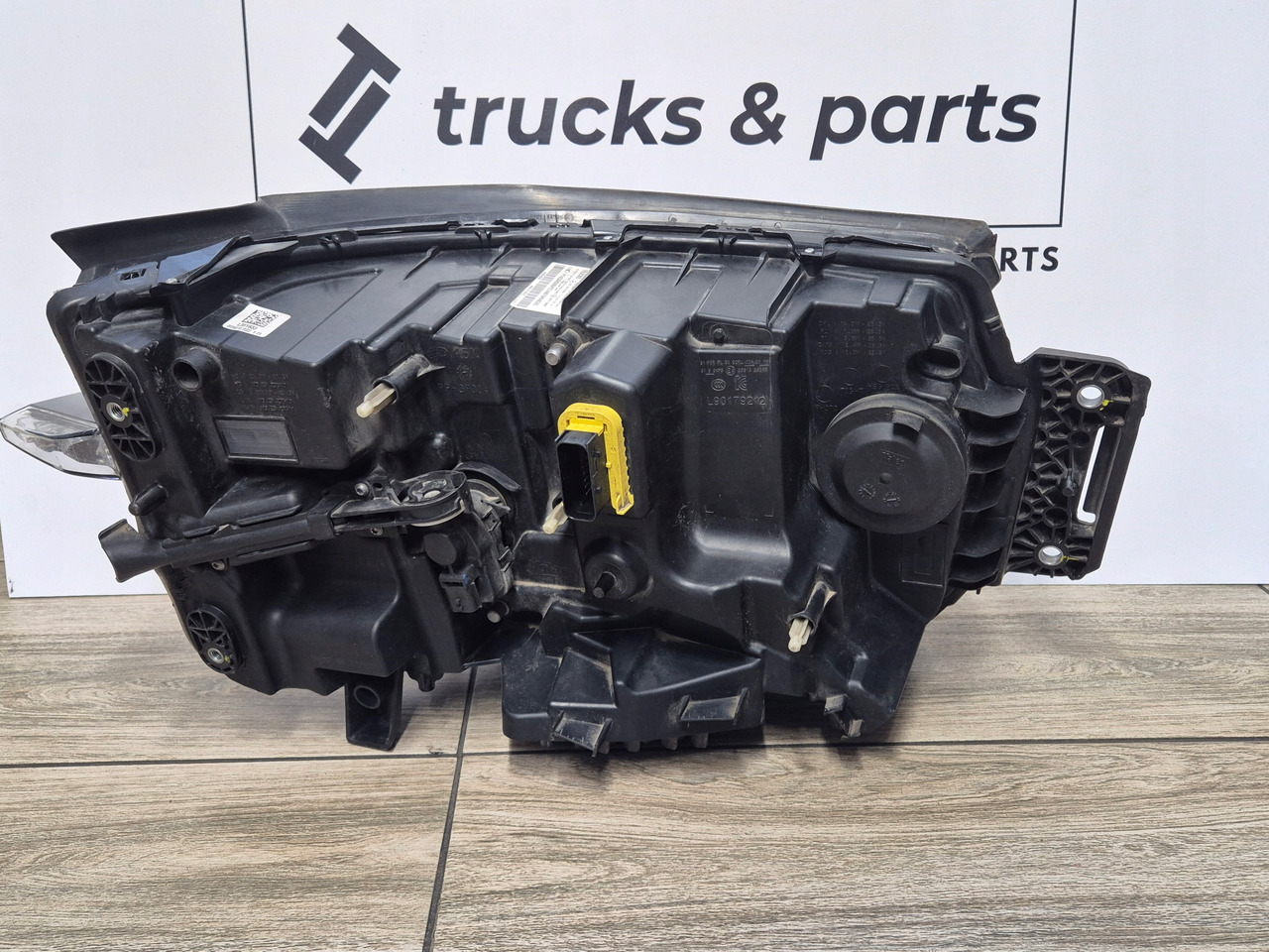 RENAULT REFLEKTOR LAMPA RENAULT RANGE T GAMA T EVOLUTION EVO LED LEWA - Far pentru Camion: Foto 3 RENAULT REFLEKTOR LAMPA RENAULT RANGE T GAMA T EVOLUTION EVO LED LEWA - Far pentru Camion: Foto 3