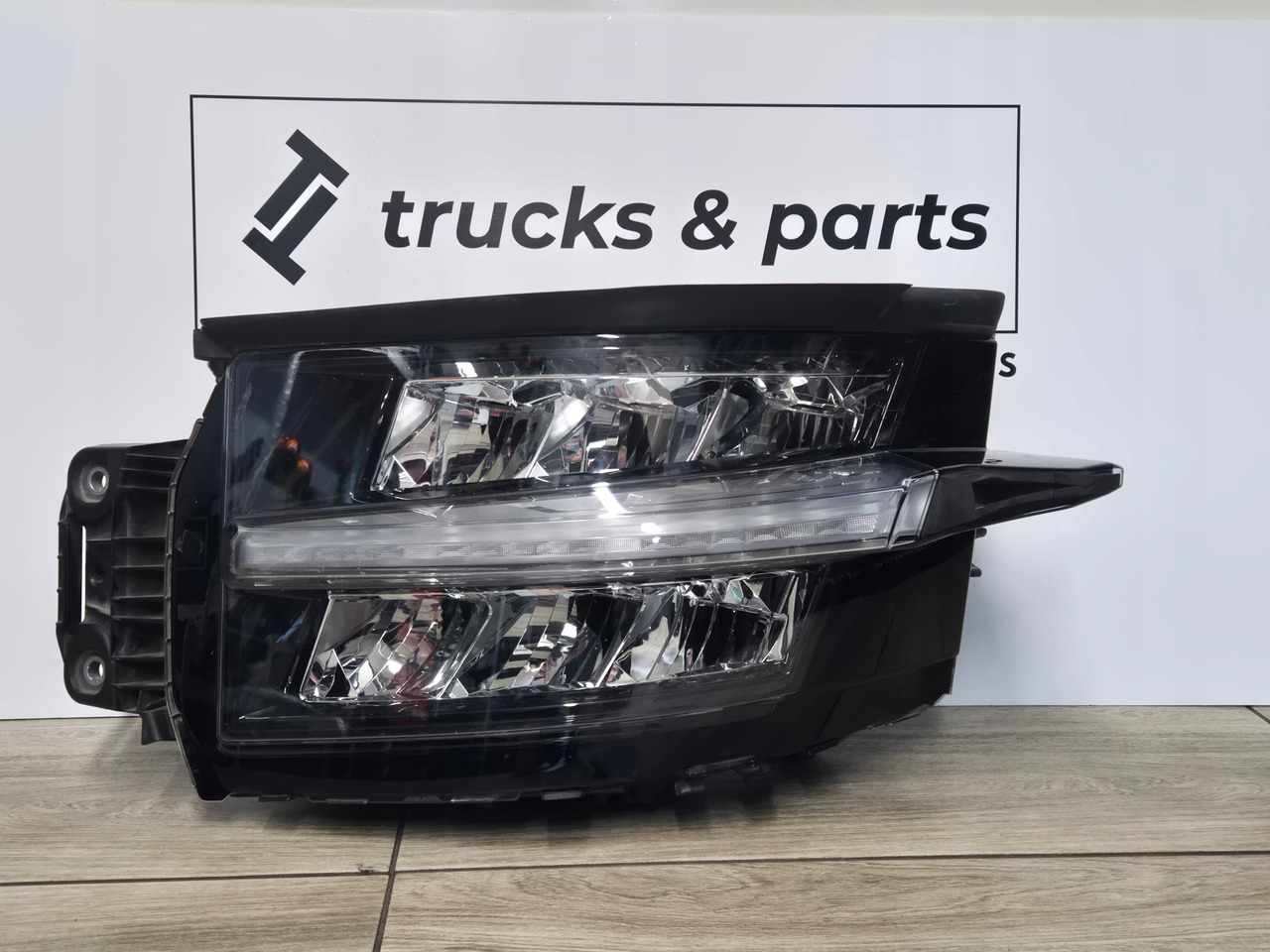 RENAULT REFLEKTOR LAMPA RENAULT RANGE T GAMA T EVOLUTION EVO LED LEWA - Far pentru Camion: Foto 1 RENAULT REFLEKTOR LAMPA RENAULT RANGE T GAMA T EVOLUTION EVO LED LEWA - Far pentru Camion: Foto 1