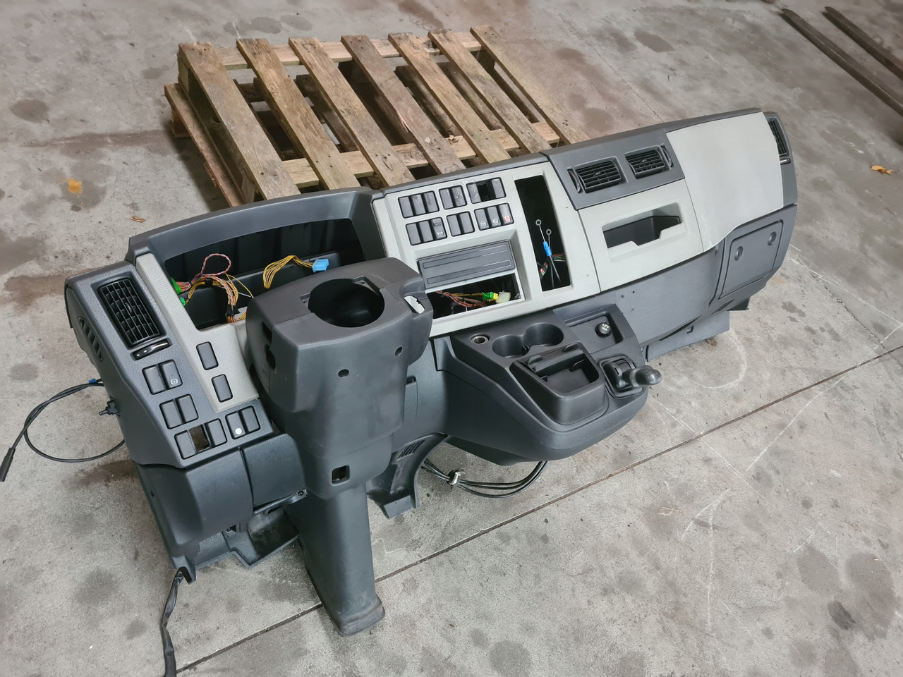 VOLVO KONSOLA DESKA ROZDZIELCZA PRZEKŁADKA ANGLIKA VOLVO FL EURO 5 - Tablou de bord pentru Camion: Foto 3 VOLVO KONSOLA DESKA ROZDZIELCZA PRZEKŁADKA ANGLIKA VOLVO FL EURO 5 - Tablou de bord pentru Camion: Foto 3