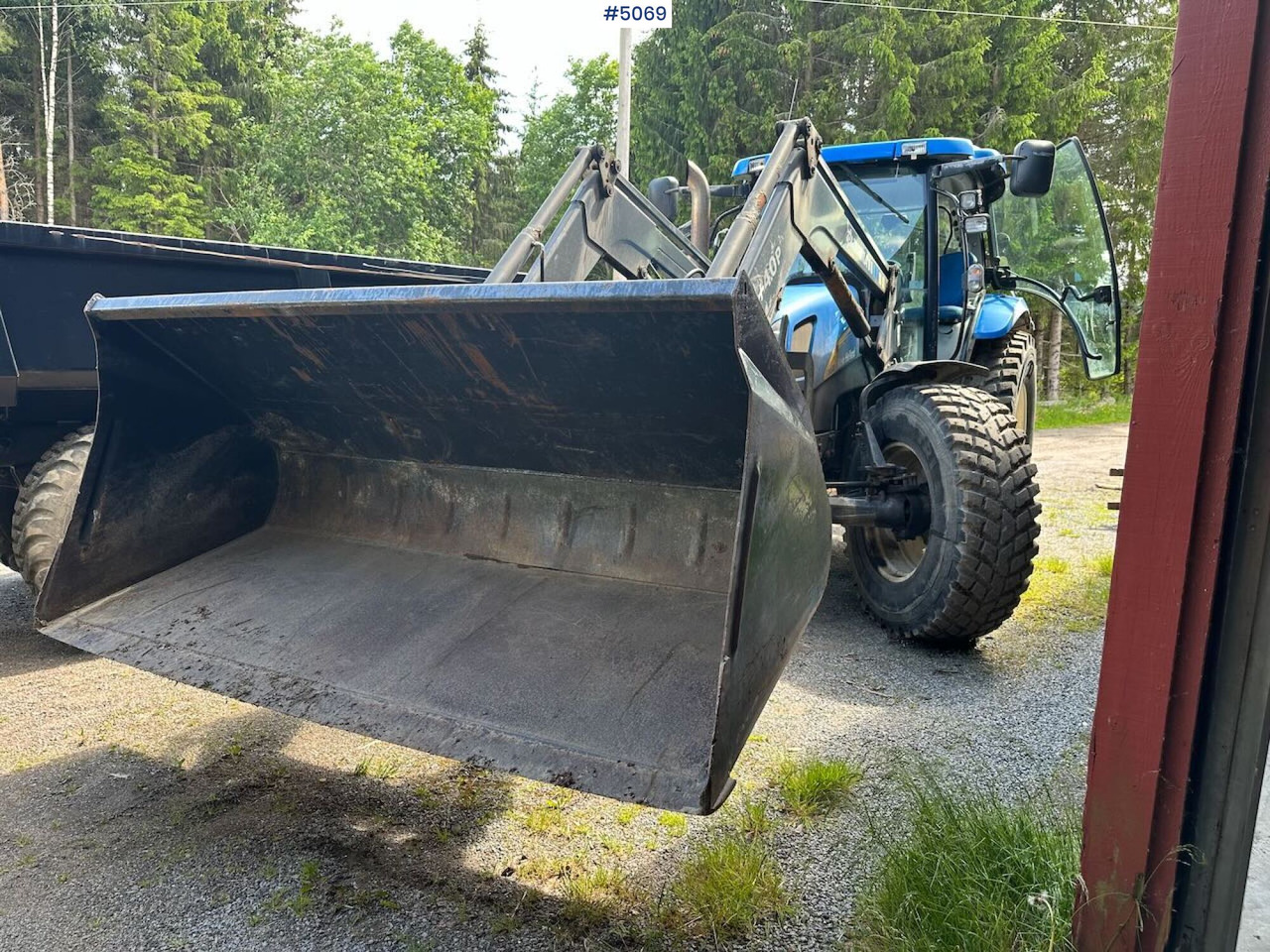 2009 New Holland T6040 SS w/ Trima front loader - Tractor agricol: Foto 4 2009 New Holland T6040 SS w/ Trima front loader - Tractor agricol: Foto 4