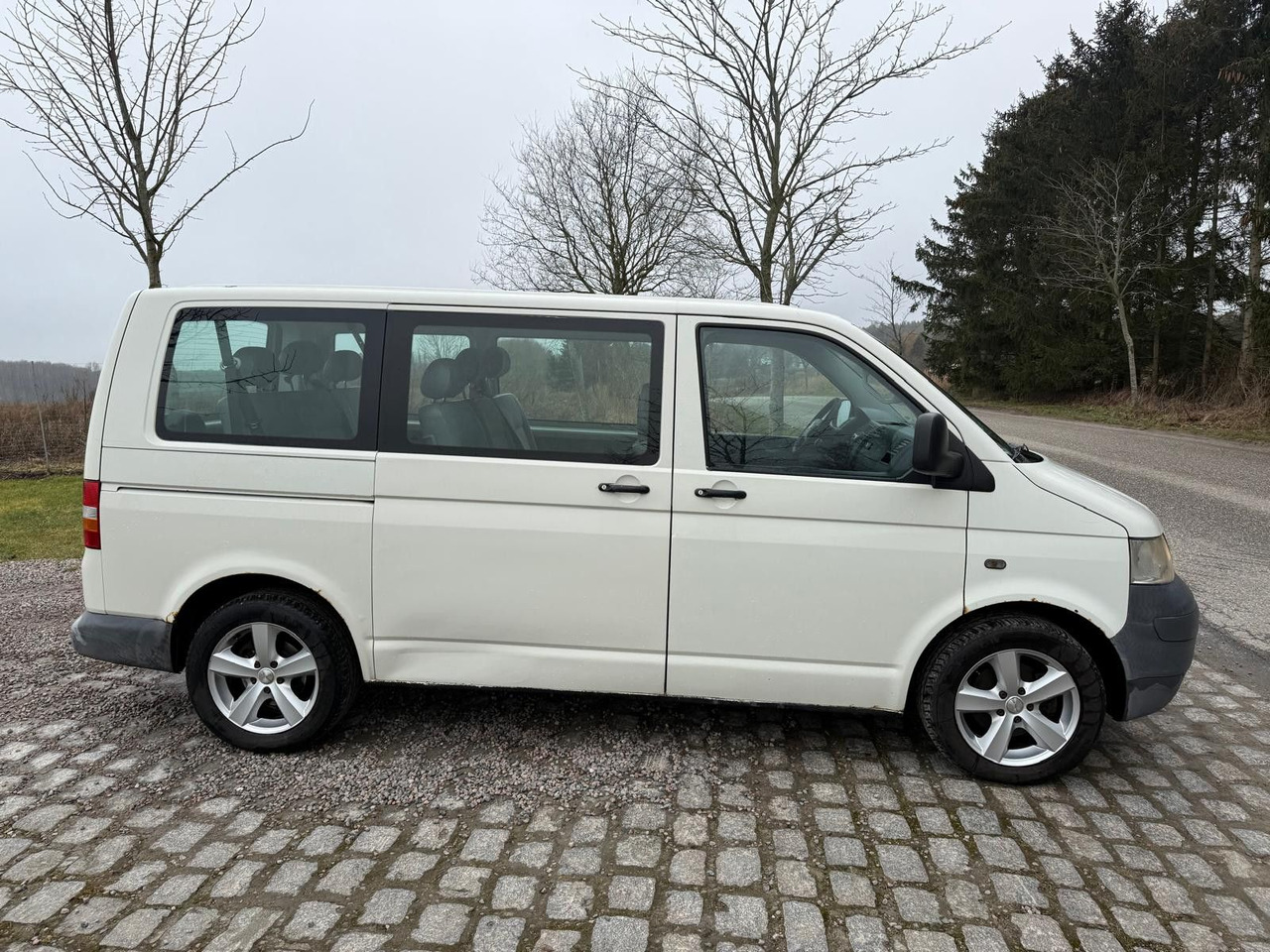 Volkswagen T5 Transporter 1.9 TDI *9 Sitze * 3900 € - Transport persoane: Foto 5 Volkswagen T5 Transporter 1.9 TDI *9 Sitze * 3900 € - Transport persoane: Foto 5
