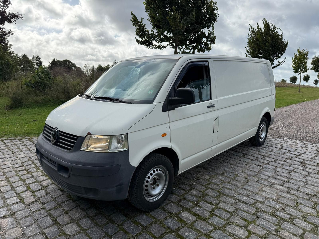Volkswagen T5 Transporter 2.5 TDI Kasten lang *2500 € - Autoutilitară compactă: Foto 2 Volkswagen T5 Transporter 2.5 TDI Kasten lang *2500 € - Autoutilitară compactă: Foto 2